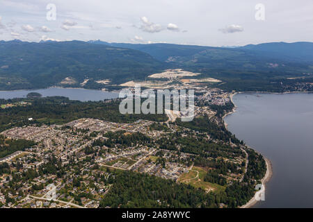 Vue aérienne d'une Sechelt, petite ville sur la Sunshine Coast, situé au nord-ouest de Vancouver, Colombie-Britannique, Canada. Prise lors d'un matin d'été ensoleillé. Banque D'Images