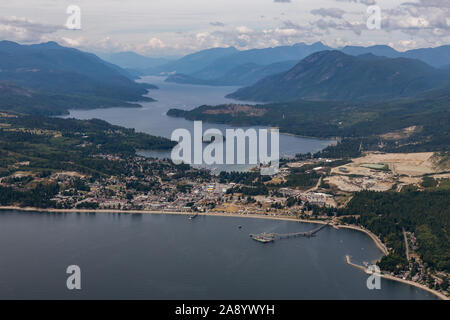Vue aérienne d'une Sechelt, petite ville sur la Sunshine Coast, situé au nord-ouest de Vancouver, Colombie-Britannique, Canada. Prise lors d'un matin d'été ensoleillé. Banque D'Images