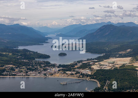 Vue aérienne d'une Sechelt, petite ville sur la Sunshine Coast, situé au nord-ouest de Vancouver, Colombie-Britannique, Canada. Prise lors d'un matin d'été ensoleillé. Banque D'Images