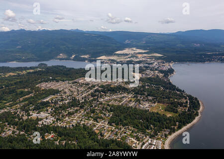 Vue aérienne d'une Sechelt, petite ville sur la Sunshine Coast, situé au nord-ouest de Vancouver, Colombie-Britannique, Canada. Prise lors d'un matin d'été ensoleillé. Banque D'Images