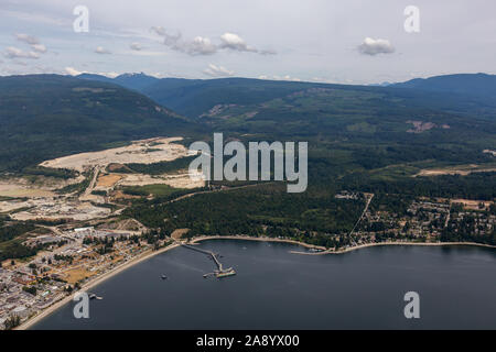 Vue aérienne d'une Sechelt, petite ville sur la Sunshine Coast, situé au nord-ouest de Vancouver, Colombie-Britannique, Canada. Prise lors d'un matin d'été ensoleillé. Banque D'Images
