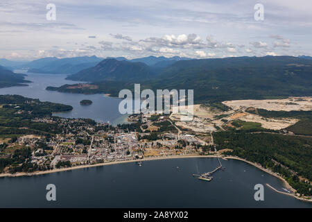 Vue aérienne d'une Sechelt, petite ville sur la Sunshine Coast, situé au nord-ouest de Vancouver, Colombie-Britannique, Canada. Prise lors d'un matin d'été ensoleillé. Banque D'Images