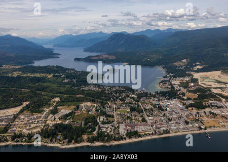 Vue aérienne d'une Sechelt, petite ville sur la Sunshine Coast, situé au nord-ouest de Vancouver, Colombie-Britannique, Canada. Prise lors d'un matin d'été ensoleillé. Banque D'Images