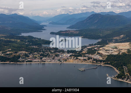 Vue aérienne d'une Sechelt, petite ville sur la Sunshine Coast, situé au nord-ouest de Vancouver, Colombie-Britannique, Canada. Prise lors d'un matin d'été ensoleillé. Banque D'Images