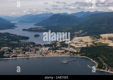 Vue aérienne d'une Sechelt, petite ville sur la Sunshine Coast, situé au nord-ouest de Vancouver, Colombie-Britannique, Canada. Prise lors d'un matin d'été ensoleillé. Banque D'Images
