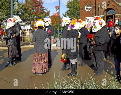 Les participants à la Journée 2019 de la procession le long d'attente mort Detroit Road dans le quartier des arts de Gordon Square à Cleveland, Ohio. Banque D'Images