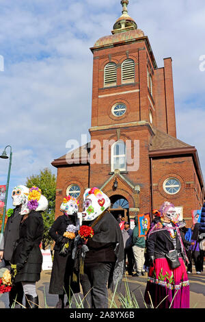 Les participants au 2019 jour de la procession Morte se rassemblent devant l'église profantifiée du Cleveland public Theatre à Cleveland, Ohio, États-Unis. Banque D'Images