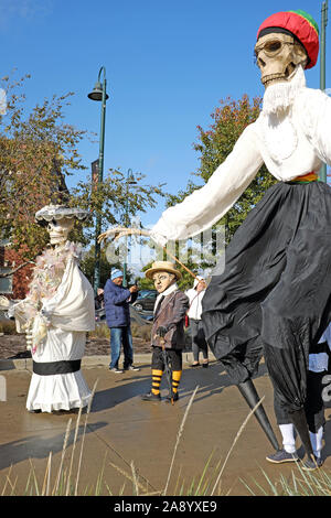 Les participants pris en charge lors de la fête des morts de 2019 se préparent à la parade dans le Gordon Square Arts District de Cleveland, Ohio, États-Unis. Banque D'Images