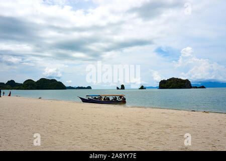 Les gens en bateau à la mer d'Andaman à Tanjung Rhu,Langkwai,Malaisie Banque D'Images