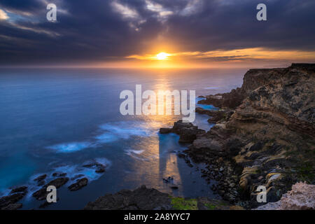 Un coucher du soleil le long du littoral rocheux au Cap Nelson, Victoria, Australie Banque D'Images