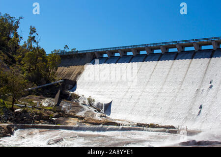 La diffusion de l'eau et le débordement sur l'énorme mur de béton et de halage, de Wellington, près de Collie l'ouest de l'Australie sur une belle matinée de printemps . Banque D'Images