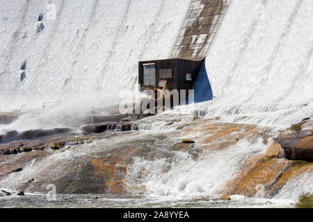 La diffusion de l'eau et le débordement sur l'énorme mur de béton et de halage, de Wellington, près de Collie l'ouest de l'Australie sur une belle matinée de printemps . Banque D'Images