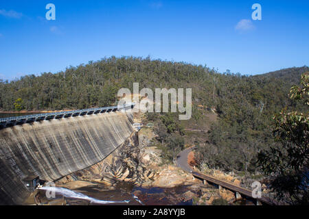 La diffusion de l'eau et le débordement sur l'énorme mur de béton et de halage, de Wellington, près de Collie l'ouest de l'Australie sur une belle matinée de printemps . Banque D'Images