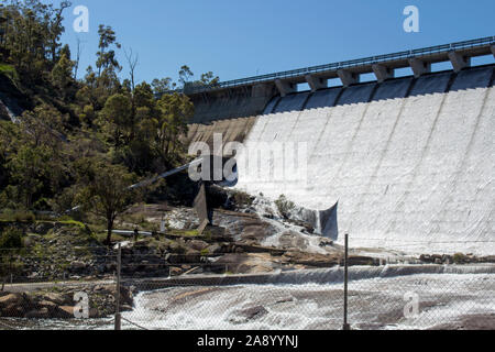 La diffusion de l'eau et le débordement sur l'énorme mur de béton et de halage, de Wellington, près de Collie l'ouest de l'Australie sur une belle matinée de printemps . Banque D'Images