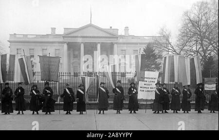 Piquets de suffrage femme à la Maison Blanche ca. 1917 Banque D'Images