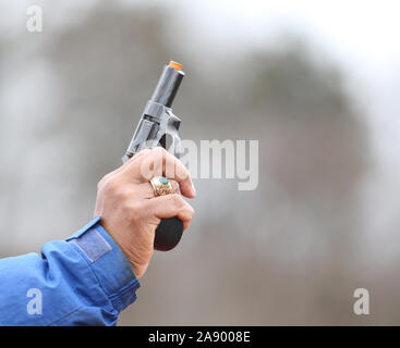 Commissaire de course le tir d'un pistolet sur le départ d'une course Banque D'Images