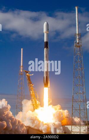 Cap Canaveral, États-Unis d'Amérique. 11 novembre, 2019. Le SpaceX Falcon 9 portant la fusée décolle de satellites Starlink à partir de la plateforme de lancement 39A au Centre spatial Kennedy le 11 novembre 2019 à Cape Canaveral, en Floride. Un lot de 60 petits satellites ont été livrées à leur orbite cible pour fournir un service internet pour les consommateurs. Credit : SpaceX/SpaceX/Alamy Live News Banque D'Images