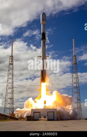 Cap Canaveral, États-Unis d'Amérique. 11 novembre, 2019. Le SpaceX Falcon 9 portant la fusée décolle de satellites Starlink à partir de la plateforme de lancement 39A au Centre spatial Kennedy le 11 novembre 2019 à Cape Canaveral, en Floride. Un lot de 60 petits satellites ont été livrées à leur orbite cible pour fournir un service internet pour les consommateurs. Credit : SpaceX/SpaceX/Alamy Live News Banque D'Images