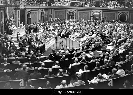 Le Président Woodrow Wilson congrès d'adressage sur la Première Guerre mondiale / Affaires étrangères ca. 1917 Banque D'Images