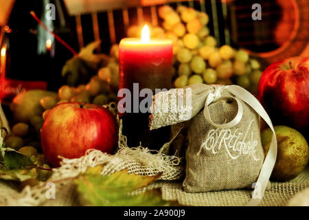 Maison d'automne encore la chaleur de la vie. Herbes aromatiques artichaut en petit sac et fruits sur fond avec le vin rouge et la guitare Banque D'Images