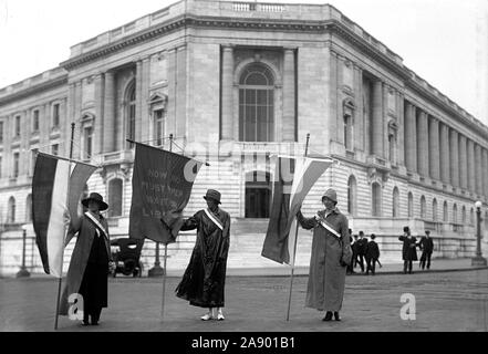 Les suffragettes femme le piquetage au sénat office building, Mildred Gilbert, Pauline Floyd, et Vivian Pierce ca. 1918 Banque D'Images