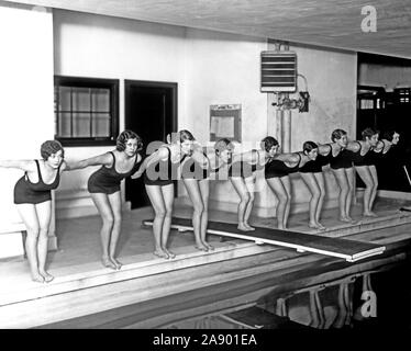 Marjorie Webster Femmes École nageurs ca au début des années 1900. Banque D'Images