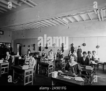 Les travailleurs à l'intérieur de la Tabulating Machine Company ca au début des années 1900. Banque D'Images