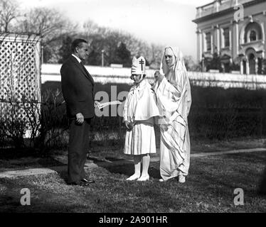 Le président Calvin Coolidge l'achat des timbres de Noël ca. 1923 Banque D'Images