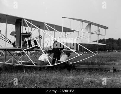 Wilbur Wright, Orville Wright et Charlie Taylor de mettre l'avion sur rail de lancement Fort Myer Virginie ca. 1909 Banque D'Images