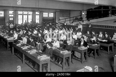 Les travailleurs à l'intérieur de la Tabulating Machine Company ca au début des années 1900. Banque D'Images