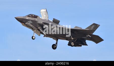 Un Marine Corps F-35B Joint Strike Fighter (Lightning II) volant en mode planant au MCAS Yuma. Banque D'Images