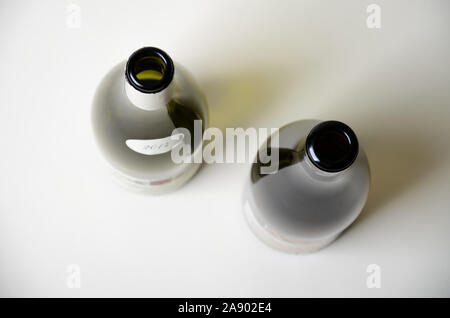 Deux bouteilles de vin rouge et blanc en studio Banque D'Images