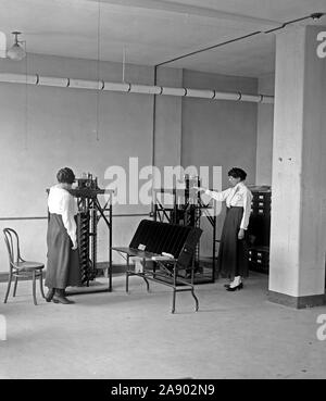 Les travailleurs à l'intérieur de la Tabulating Machine Company ca au début des années 1900. Banque D'Images