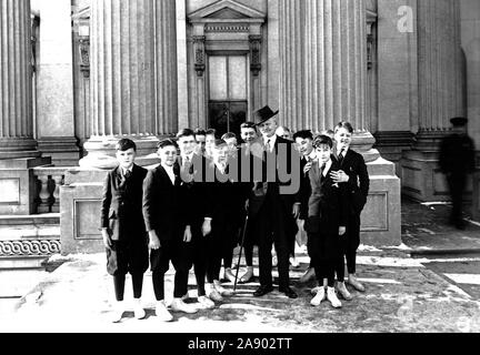 Vice-Président Marshall divertira les pages du Sénat lors d'une fête de Noël. Photo montre le Vice-prés. et les pages avec qui il est très populaire sur les marches du Capitole ca. 1913-1921 Banque D'Images