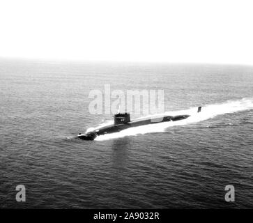 1976 - vue aérienne avant bâbord vue de la classe Lafayette missile stratégique à propulsion nucléaire USS VON STEUBEN sous-marin SNLE (632) en cours. Banque D'Images