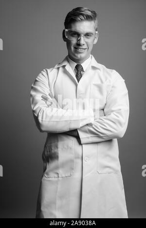 Portrait de jeune homme séduisant médecin comme chercheur scientifique en noir et blanc Banque D'Images