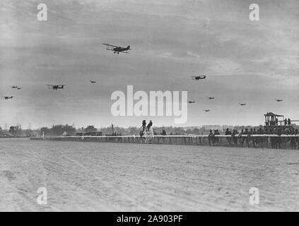 1918 - Aviation de l'Armée de Carnival à Belmont Pk. Sur le chemin du retour des avions allant dans formation de bataille Banque D'Images