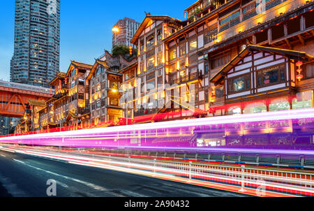 Chongqing, Chine cityscape à Hongyadong hillside district. Banque D'Images