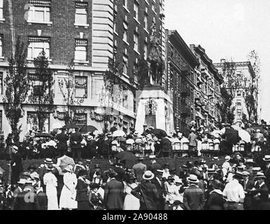 Cérémonies - Bastille Day, 1918 - New York rend hommage à Jeanne d'Arc le jour de la Bastille. Le plus pittoresque de New York Bastille Day Celebration a eu lieu à la Statue de Jeanne d'Arc. La mémoire de l'héroïne française était justement à l'honneur. La foule est vu recueillies au sujet de la statue Banque D'Images