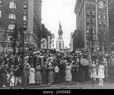 Cérémonies - Bastille Day 1918 - Bastille Day Celebration, 1918, la ville de New York. Examen général de la Bastille Day cérémonies à la statue de Jeanne d'Arc, N.Y. City Banque D'Images