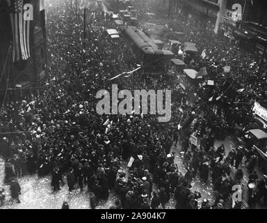 Cérémonies - ILLINOIS - Chicago Chicago reçoit des manifestations pour la paix - actualités de l'Armistice. Les soldats ont défilé avec le reste et a causé l'excitation dans la débauche Banque D'Images