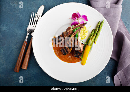 Côtelettes d'agneau poêlée de riz et légumes Banque D'Images