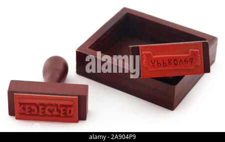 Timbres en caoutchouc approuvés et rejetés sur fond blanc Banque D'Images