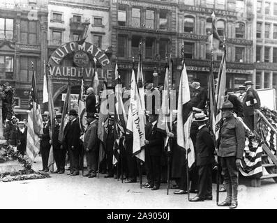 Lafayette 24, 1918 - Célébration de la journée Lafayette La ville de New York. Drapeaux des sociétés patriotiques de la statue de Lafayette l'Union Square, New York. Dans la célébration de la 161e anniversaire de l'gallant français qui se sont battus pour l'Indépendance Américaine Banque D'Images