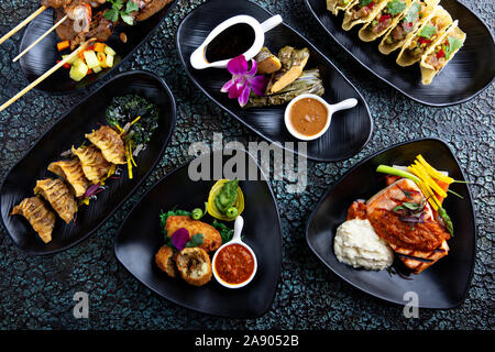 Epicerie asiatique sur la table avec pot autocollants, le poisson et la viande et les brochettes de poulet Banque D'Images