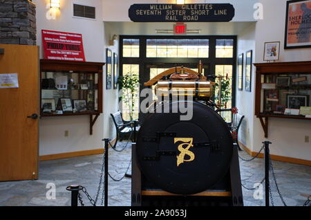 East Haddam, CT USA. Nov 2018. La pièce de Gillette Castle dispose d''une machine à vapeur utilisé pour transporter les clients d'années auparavant. Banque D'Images