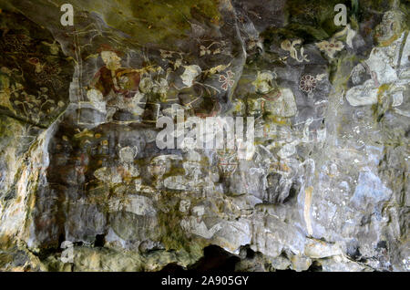 Peintures murales des ombres chinoises peintes dans la sève des arbres sur les murs d'une grotte de Tham Sam Rock Art à Phang Nga Ville Asie Thaïlande Banque D'Images