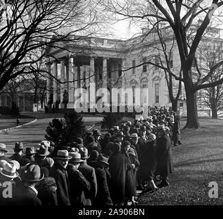 Cette photo montre une partie de la foule qui fait la queue à la main du Président et Mme Hoover à l'assemblée annuelle de la réception de la Maison Blanche le jour de l'an ca. 1930 Banque D'Images