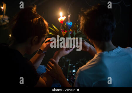 Bangkok, Thaïlande. 11Th Nov, 2019. Un couple prier avant de relâcher un Kratong dans un étang à l'occasion du Festival Loy Kratong à Bangkok.En libérant les petites lanternes 'Kratong' dans l'étang ou la rivière, Thai de tout le pays de rendre hommage à la déesse de l'eau tandis que des excuses pour avoir pollué l'eau. Credit : SOPA/Alamy Images Limited Live News Banque D'Images