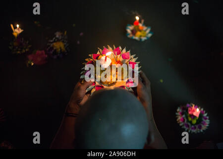 Bangkok, Thaïlande. 11Th Nov, 2019. Un homme prie avant de relâcher un Kratong dans un étang à l'occasion du Festival Loy Kratong à Bangkok.En libérant les petites lanternes 'Kratong' dans l'étang ou la rivière, Thai de tout le pays de rendre hommage à la déesse de l'eau tandis que des excuses pour avoir pollué l'eau. Credit : SOPA/Alamy Images Limited Live News Banque D'Images